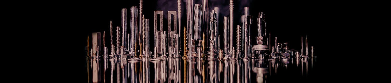 Lukijakuvia Kaupunkikuva ruuveista tehtynä.